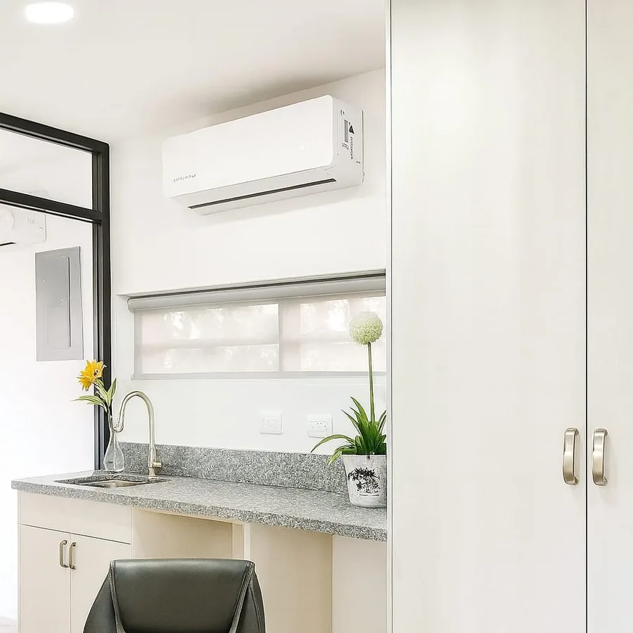 Detalle de carpintería a medida con escritorio y closet empotrado