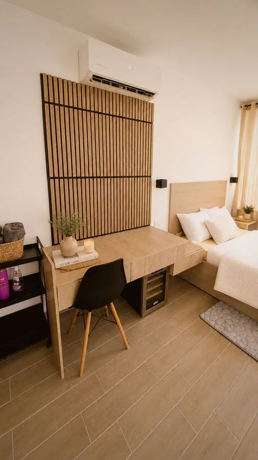 Recámara con panel de madera y escritorio